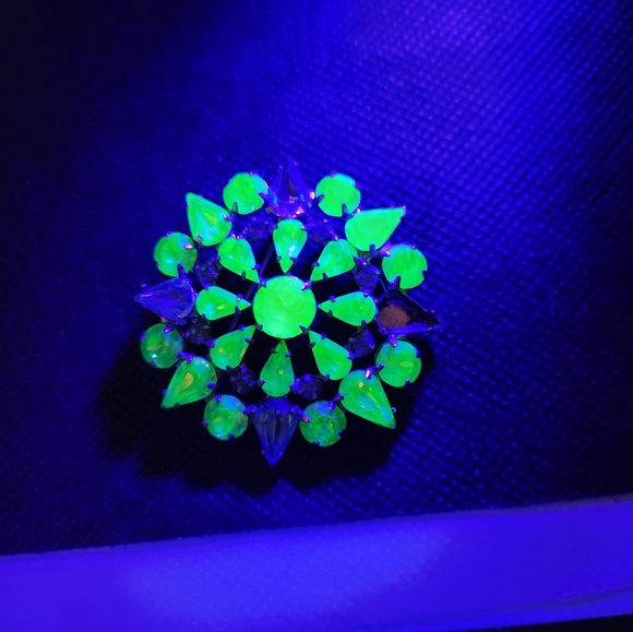 VTG Uranium Glass and Rhinestone Brooch - Picture 3 of 3